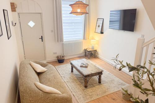 a living room with a couch and a coffee table at Cosy Stay Near Safari Park, Bewdley & Wyre Forest in Kidderminster