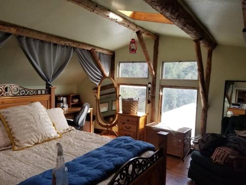 Voodi või voodid majutusasutuse Cozy Rustic Mountain Home with Breathtaking views toas