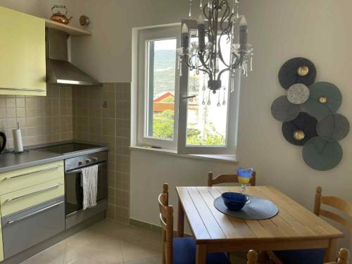 Igalo Montenegro - Nice apartment 20 m from the sea!的厨房或小厨房