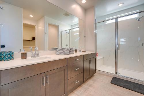 ein Badezimmer mit einem Doppelwaschbecken und einer Dusche in der Unterkunft Snowbird Haven with Trail Access in Apache Junction! in Trails West Mobile Home Park