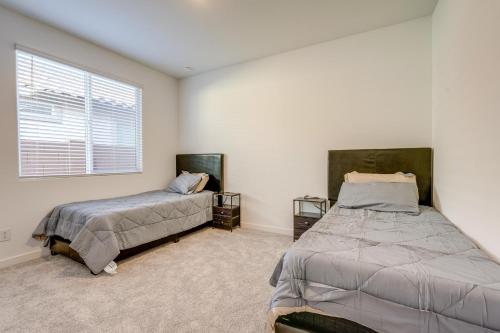 ein Schlafzimmer mit zwei Betten und einem Fenster in der Unterkunft Snowbird Haven with Trail Access in Apache Junction! in Trails West Mobile Home Park
