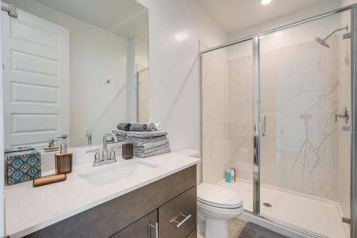 ein Badezimmer mit Dusche, Waschbecken und Toilette in der Unterkunft Cozy Extended Retreat! Apache Junction Casita in Trails West Mobile Home Park