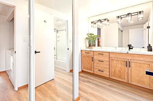 Koupelna v ubytování NEWLY REMODELED KBM Resorts 2 FREE CARS Napili Point Oceanfront Multi Unit Listing Spacious 4-Bedroom Beach Amenities NAP-C312