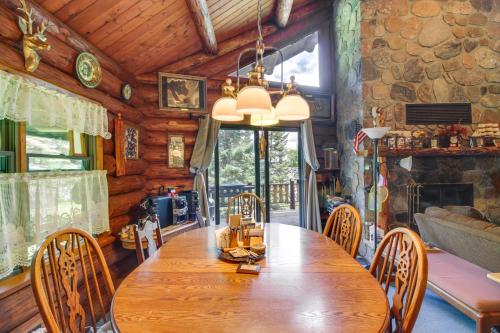 Posezení v ubytování Lakefront Winter Retreat in Remer with Fire Pit!