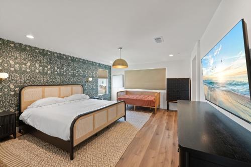 Postel nebo postele na pokoji v ubytování Los Arcos- Exclusive 7 Br, Sleeps 19 Pool Home