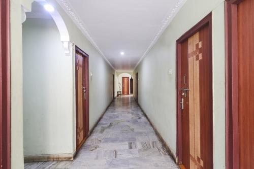 an empty hallway with two doors and a hallwayngth at Hotel O Aadaab in Hyderabad