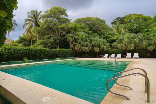 Bazén v ubytování Lovely private cabin with beach access in Palomino nebo v jeho okolí