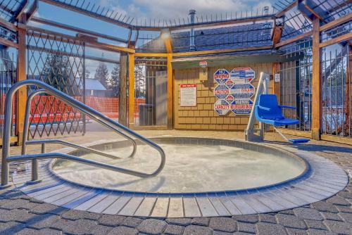 Un parque infantil con un tobogán y una silla azul en Modern 3BD -Walk to Lake & Beach, en Tahoe City