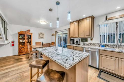 cocina con encimera grande y armarios de madera en Modern 3BD -Walk to Lake & Beach, en Tahoe City
