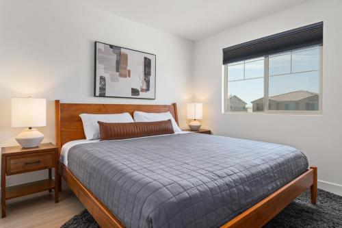 Ένα ή περισσότερα κρεβάτια σε δωμάτιο στο Green Lion - New Spectacular Modern Pool Home