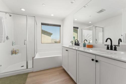 Ένα μπάνιο στο Green Lion - New Spectacular Modern Pool Home