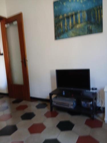 Una televisión o centro de entretenimiento en camera vacanza