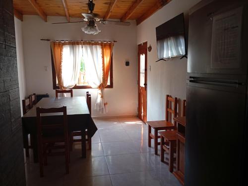 eine Küche und ein Esszimmer mit Tisch und Stühlen in der Unterkunft El buen descanso in San Bernardo