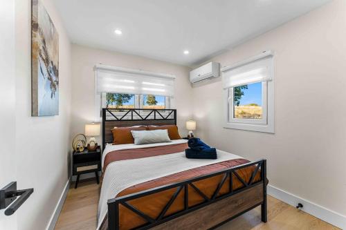 Postel nebo postele na pokoji v ubytování Pond Haven Retreat Wood-Burning HotTub & FirePit