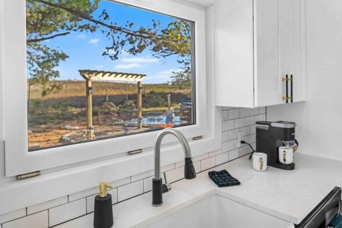 Fotografie z fotogalerie ubytování Pond Haven Retreat Wood-Burning HotTub & FirePit v destinaci Mount Bethel