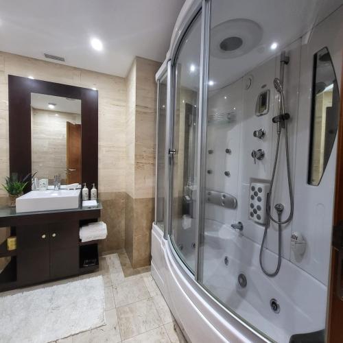 ein Badezimmer mit Dusche und Waschbecken in der Unterkunft Spacious 2BR near Odivelas Metro with Balcony in Odivelas