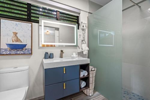 Ένα μπάνιο στο Rainforest Pearl Private Escape with Heated Pool