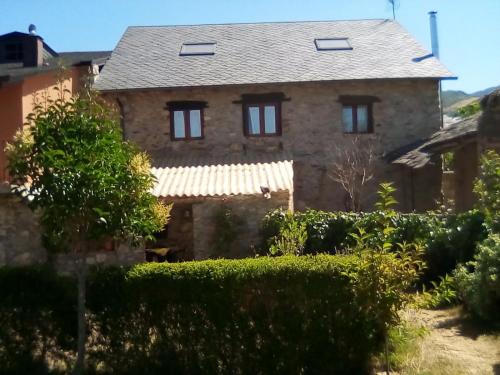 an old stone house with a roof at Rincón del Bierzo in Borrenes