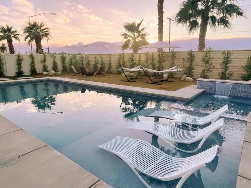 Swimmingpoolen hos eller tæt på Queen of the Desert - 7br Pool home festivals