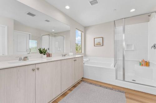 Et badeværelse på Queen of the Desert - 7br Pool home festivals