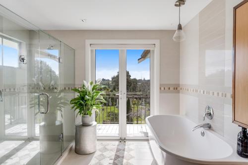 Ένα μπάνιο στο Whitford Estate with Pool & Lush Gardens