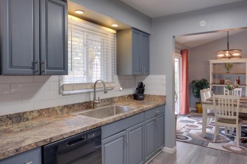 Köök või kööginurk majutusasutuses 11 Mi to Dtwn Cleveland Richmond Heights Retreat!