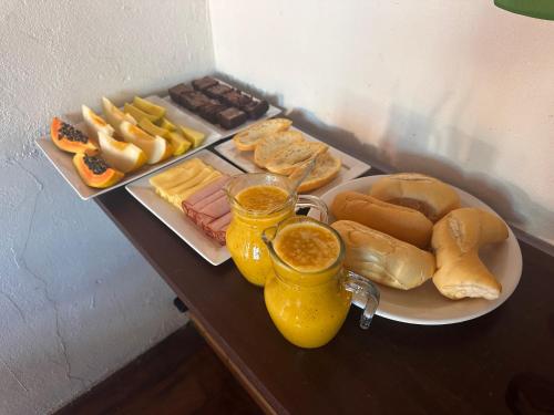 een tafel met een bord brood en een bord eten bij Cervejaria Guest House in Ilha de Boipeba