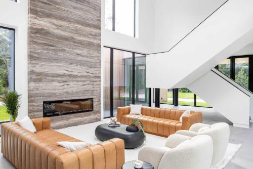 Posezení v ubytování Blue Jay Villa by Rove Travel 7BR Home with Pool