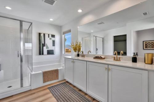 Η κουζίνα ή μικρή κουζίνα στο High Noon - New, Incredibly Designed Pool Home