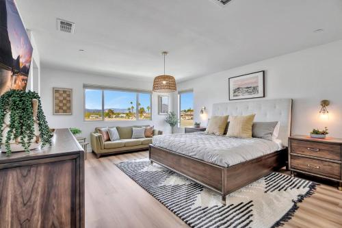 Ένα ή περισσότερα κρεβάτια σε δωμάτιο στο High Noon - New, Incredibly Designed Pool Home