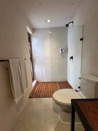 a bathroom with a toilet and a shower at Cupi Glamping in San Francisco