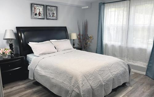 Ένα ή περισσότερα κρεβάτια σε δωμάτιο στο Cozy 2BR, Totally Private With Parking, Convenient Public Transit