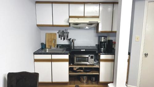 Kuchyň nebo kuchyňský kout v ubytování Cozy 2BR, Totally Private With Parking, Convenient Public Transit