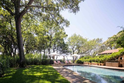 Bazén v ubytování Bluffside Cove by Rove Beachfront Villa w Pool Sauna nebo v jeho okolí