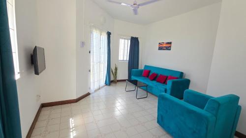 Televiisor ja/või meelelahutuskeskus majutusasutuses Charming Seafront Duplex - Seaview & Beach Access