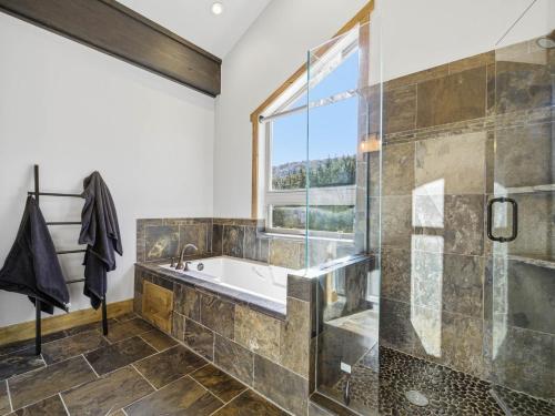 Phòng tắm tại Summit Haven 4brhot Tub,mountain Views
