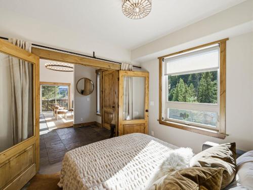 Giường trong phòng chung tại Summit Haven 4brhot Tub,mountain Views