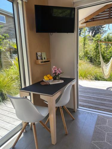 TV a/nebo společenská místnost v ubytování One O One Cabins, Waiheke Island