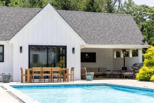 Bazén v ubytování Sandpoint by Rove Travel 6BR Family Home w Pool nebo v jeho okolí