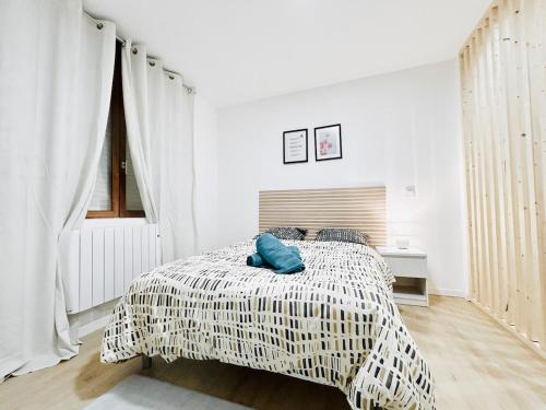 une chambre blanche avec un lit et une fenêtre dans l'établissement Élégant studio rénové Confort et tranquillité, à Saint-Quentin