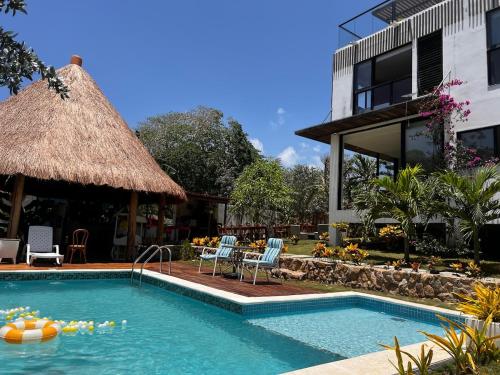 ein Schwimmbad vor einem Gebäude in der Unterkunft Casa Betty 