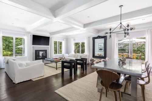 Posezení v ubytování Bull Path Manor by Rove - 4BR Family Home with Pool & Hot Tub