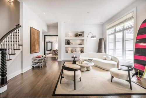 Posezení v ubytování Bull Path Manor by Rove - 4BR Family Home with Pool & Hot Tub