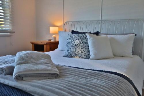 Giường trong phòng chung tại The Corner Cottage