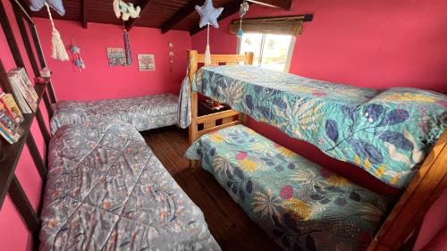 Casa solo familias في مار ديل بلاتا: غرفة صغيرة بسريرين وسرير بطابقين