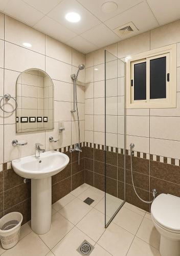 a bathroom with a sink and a shower and a toilet at فندق التاج ثلاثة مكة in Mecca