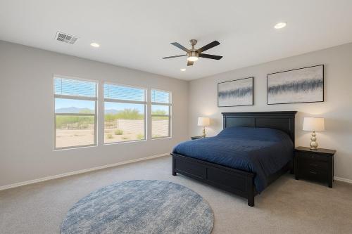 een slaapkamer met een bed en een plafondventilator bij Dove Mountain Gem! in Marana