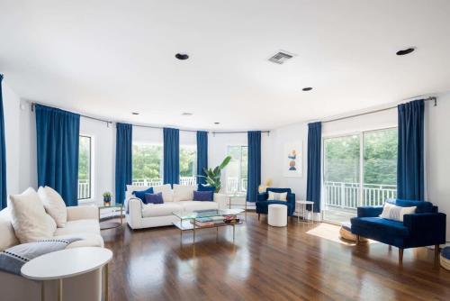 Posezení v ubytování Beachwood Cove by RoveTravel 3BR w Heated Pool