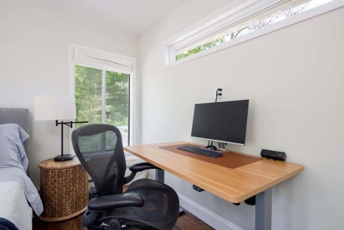 TV a/nebo společenská místnost v ubytování Beachwood Cove by RoveTravel 3BR w Heated Pool