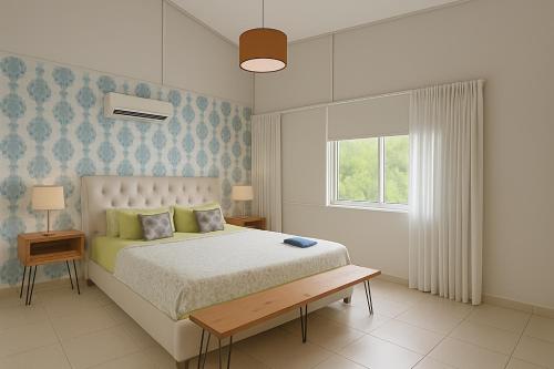 ein Schlafzimmer mit einem Bett und einem Fenster in der Unterkunft Paradise Point Coronado Casa de Playa con Piscina, BBQ y Starlink in Playa Coronado